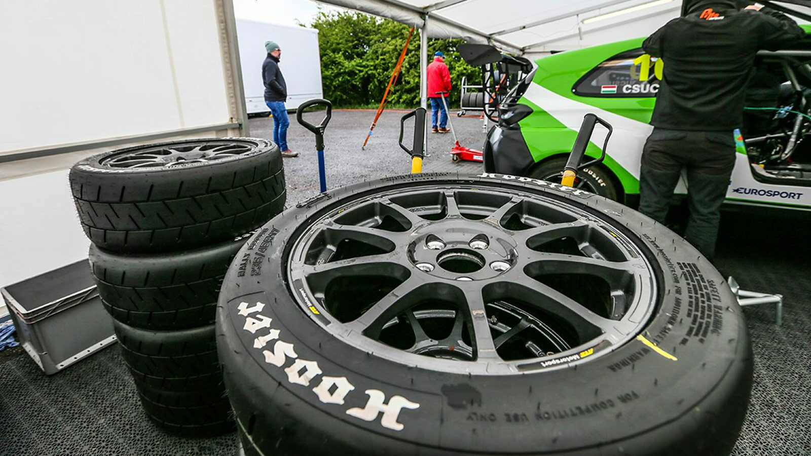 TitansRX fährt auf Hoosier Reifen